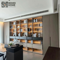 Bibliothèque sur mesure moderne pour bureau, bibliothèque intégrée du sol au plafond avec porte en verre et éclairage LED