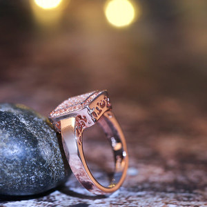 Elegante anello quadrato da donna con design scintillante intarsiato, gioielli alla moda in tonalità rosa - Product Image 6