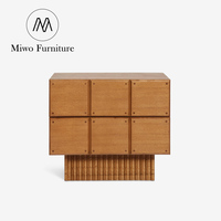Table de chevet moderne du milieu du siècle en bois massif avec base cannelée, tiroir modulaire et rangement pour chambre à coucher et mobilier de maison