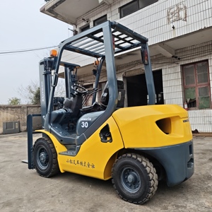 Montacargas Usado Komatsu FD30 3T para Contenedores con Desplazador Lateral Hidráulico, Motor Diésel, Neumáticos Sólidos y Mástil de Dos Etapas - Product Image 2