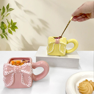 Seaygift Ins Nordic Mão Pintado Bowknot Quadrado Copo De Café com Alça Grande Borboleta Arco Caneca Cerâmica para Meninas - Product Image 4