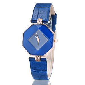 Montres mécaniques pour femmes OEM, style mode, avec cadran en quartz orné de cristaux prismatiques et bracelet en cuir, design minimaliste - Product Image 1