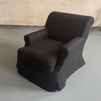 Fauteuil d'appoint en tissu avec jupe en tissu, assise profonde et tissu foncé, structure en chêne massif, design moderne pour chambre et appartement