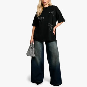 เสื้อยืดโอเวอร์ไซส์คอกลมสไตล์ลำลองสำหรับฤดูร้อน ดีไซน์โบว์ติดด้วยเทคนิค Hotfix คุณภาพสูง ผลิตตามสั่ง รุ่นใหม่ล่าสุด สำหรับผู้หญิง - Product Image 3