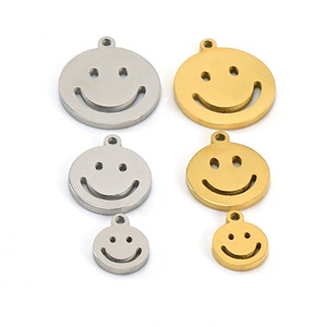 Charme visage souriant en acier inoxydable PVD 18K en argent ou en or |   Breloque Emoji Ludique pour la Création de Bijoux DIY |   Hypoallergénique et résistant à l'eau - Product Image 1