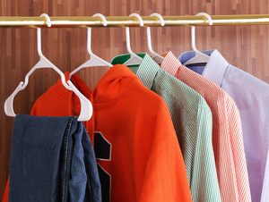 Paquete de 50 Perchas para Ropa - Perchas de Plástico Blancas que Ahorran Espacio - Perchas Resistentes con Ranuras para los Hombros - Product Image 6