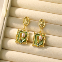 Boucles d'oreilles pendantes exquises en laiton plaqué or avec perles et motifs peints à l'huile, style mini, mignon et tendance, pour femme, idéales pour un anniversaire