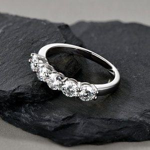 Delicati <span class=keywords><strong>Anelli</strong></span> con <span class=keywords><strong>Cinque</strong></span> Diamanti Principessa, Argento Sterling 925 Antiossidante, Moissanite 1CT VVS GRA, Gioielli per Donne - Product Image 3