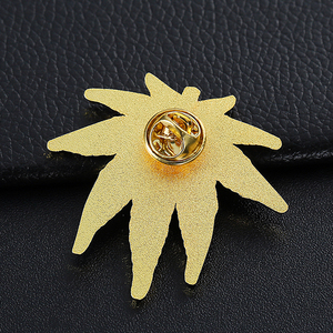 Giá Tốt Kim Loại Tùy Chỉnh Mùa Thu Vàng Weed <span class=keywords><strong>Maple</strong></span> <span class=keywords><strong>Leaf</strong></span> Lapel Pin - Product Image 4