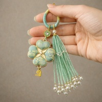 Pendentif de sac en brocart Song fait main, fini, motif trèfle à quatre feuilles, avec pompon en cristal, porte-clés tissé, ornement Hanfu à suspendre