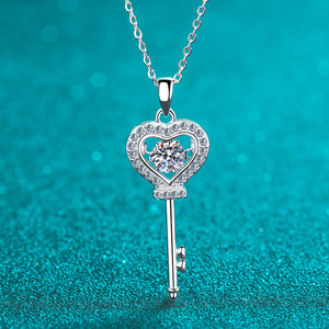 S925 joyería de plata esterlina cerradura y llave 0.5ct Moissanite colgante collar personalizado - Product Image 3