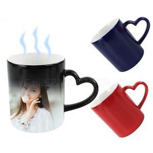 Amazn Top Seller 11oz Black Magic Hot Sensitive Color Changing <span class=keywords><strong>Taza</strong></span> <span class=keywords><strong>de</strong></span> café <span class=keywords><strong>de</strong></span> cerámica para sublimación con mango <span class=keywords><strong>de</strong></span> corazón - Product Image 1