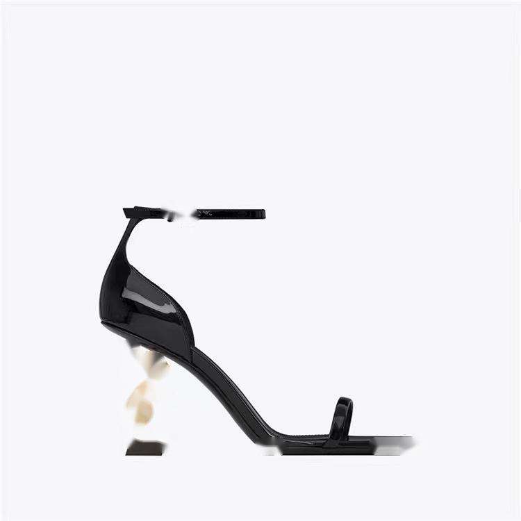 ส้นสูงสีดำทอง