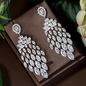 Orecchini Pendenti HIBRIDE con Zirconi a Goccia, Cubic Zirconia Bianca Scintillante per Matrimoni e Feste, Gioielli da Donna E-830 - Product Image 3