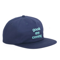 Hoge kwaliteit 5-panel ongestructureerde flat brim pet met aangepaste geborduurde logo, marineblauw
