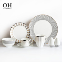 Service de table de luxe en porcelaine fine, motif lignes noires, avec bol, tasse et soucoupe, idéal pour événements, traiteur et location