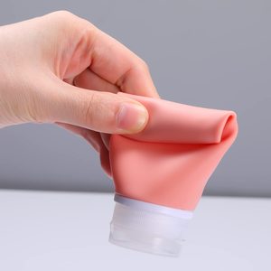 Bouteilles de voyage en silicone anti-fuite, conteneurs approuvés. Flacons de voyage haut de gamme pour shampoing avec ventouses - Product Image 3
