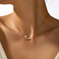 Collier en acier plaqué or Blossom avec quatre perles, pendentif floral en cristal marquise, bijou délicat pour femme au quotidien