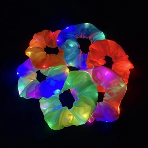 ยางรัดผมผ้าซาตินไหมพรมแบบมีไฟ LED ขายส่ง ยางรัดผมเรืองแสง ของชำร่วยงานปาร์ตี้ ของตกแต่งผม - Product Image 4