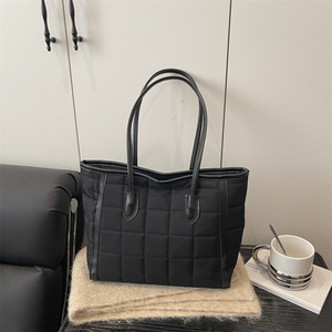 กระเป๋าถือผู้หญิงลายตารางปัก ขนาดใหญ่ แฟชั่นลำลอง สำหรับฤดูใบไม้ร่วง  กระเป๋าสะพายไหล่ PU สีพื้น - Product Image 3