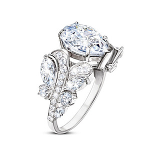 Anello di fidanzamento da donna H124 in oro bianco con diamante taglio ovale e pietre laterali naturali, colore D, pietra principale - Product Image 1