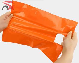 Sac d'emballage pour vêtements en plastique découpé à la forme, imperméable, imprimé sur mesure avec logo - Product Image 2