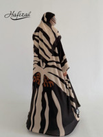 Abaya ouverte Hafizah noire et beige à imprimé abstrait avec hijab assorti pour l'Aïd, le Ramadan et les tenues décontractées