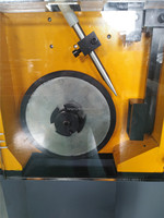 Machine d'essai d'abrasion à roue de caoutchouc sable sec pour l'évaluation des performances de résistance à l'usure des matériaux métalliques et non métalliques