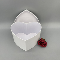 Boîte d'emballage pour fleurs en carton recyclé avec logo personnalisé en forme de cœur, revêtement UV et gaufrage, pour la Saint-Valentin 2026