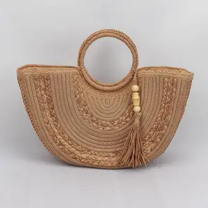 Yarı dairesel kahverengi pamuk halat ve su sümbül saman dokuma plaj çantası yuvarlak saplı sarılmış bambu tüp ahşap boncuk saçak