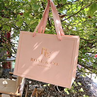 Sac cadeau en papier rose poudré avec bordure dorée rose, ruban satiné, poignée, emballage pour mariage, fête nuptiale