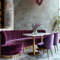 Ensemble de mobilier de restaurant, café, et bar moderne et luxueux : banquette, table, chaise, en pierre, durable et facile à nettoyer