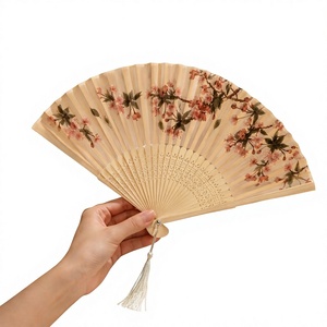 Ventilador de madera natural pintado a mano, moderno, con mango suave y redondeado, textura hecha a mano, ligero y reutilizable. - Product Image 1