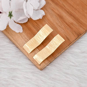 ต่างหูทองเหลืองชุบทองรูปสี่เหลี่ยมผืนผ้าพิเศษสำหรับผู้หญิงต่างหูทองเหลืองหรูหรา - Product Image 3