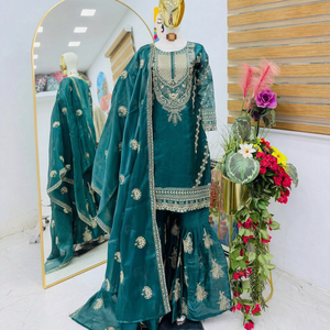 Ensemble Salwar Kameez Traditionnel Brodé Vert en Satin – Tenue Indienne et Pakistanaise pour Mariage, Fête, Remise de Diplôme et Festivals - Product Image 1