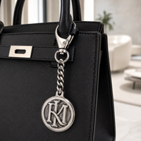 Porte-clés vintage en métal vieilli en forme de cercle avec monogramme initial et fermoir mousqueton pour étiquette de sac personnalisée