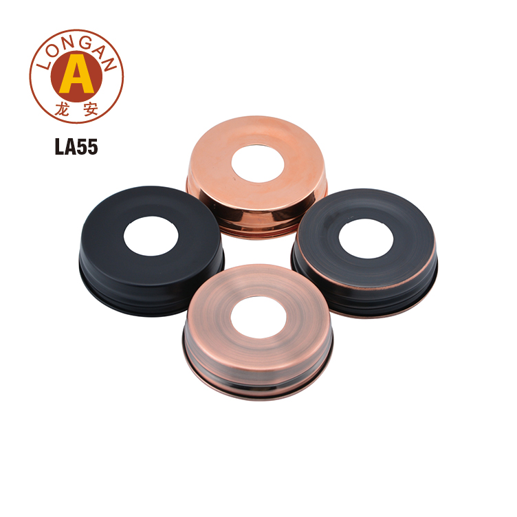 Des bocaux Mason de différentes couleurs sont disponibles au choix.