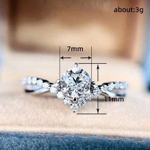 Anello di fidanzamento classico da donna Q369 con diamante sintetico taglio brillante rotondo e pietre laterali per matrimonio - Product Image 5