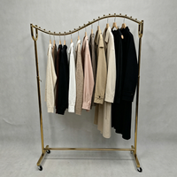 Portant à vêtements sur pied rotatif et réglable en hauteur, en métal doré en forme de S, pour magasins de vêtements