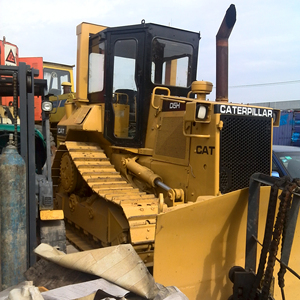 Bulldozer Usado Japonés D5K con Capacidad de Aplicación de Aserrín de 3M3, Momento de Carga Alto de 5000KG, Peso de 6 Toneladas, 6 Meses de Garantía - Product Image 1