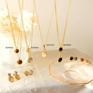 Conjunto de Joyería de Acero Inoxidable Chapado en Oro de 18k con Diseño Geométrico Irregular Cuadrado para Mujer, Venta al Por Mayor - Product Image 3