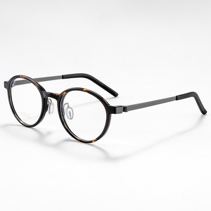 Gafas de Titanio Puro Ultraligeras para Mujer Linde 1823, Montura Pequeña Retro Hawksbill, UV400, Venta al por Mayor, Mismo Estilo que la Gran Marca Linde - Product Image 5