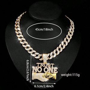 Collier pendentif poignée de main style hip hop pour hommes avec <span class=keywords><strong>TRUST</strong></span> NO ONE Lettres en alliage de zinc Chaîne à maillons et accessoires de chaîne cubaine - Product Image 2