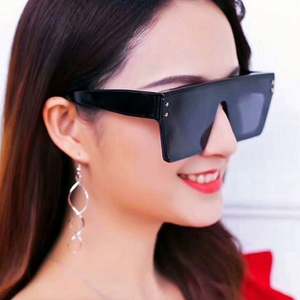 Lunettes de soleil vintage tendance unisexe à verres monobloc avec logo personnalisé, protection UV400, monture carrée plate pour femme - Product Image 2