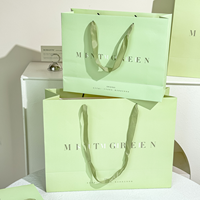 Emballage artisanal de luxe sur mesure en carton ivoire, sac en papier 250 g/m² pour vêtements