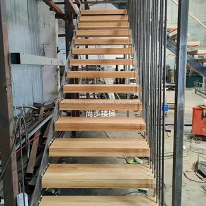 木质胎面楼梯碳素钢梁两纵梁楼梯室内玻璃扶手木质台阶直金属楼梯