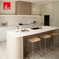 Meuble de cuisine Alland moderne et minimaliste, personnalisé, en panneaux mats couleur crème, avec îlot en bois lamellé et chêne blanc