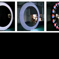 Écran LED circulaire intérieur P1.56 double face flexible et incurvé, suspendu pour les salles d'exposition de détail