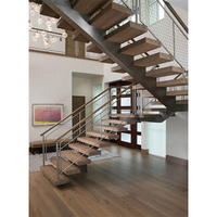 Escalier en tube carré moderne durable et personnalisé avec surface antidérapante, garde-corps en verre pour une utilisation en intérieur dans les hôtels