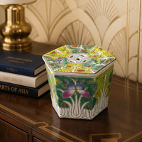 Mini pot hexagonal en céramique décorative Jingdezhen Art Déco, peint à la main, motif Bok Choy et papillon, avec couvercle
